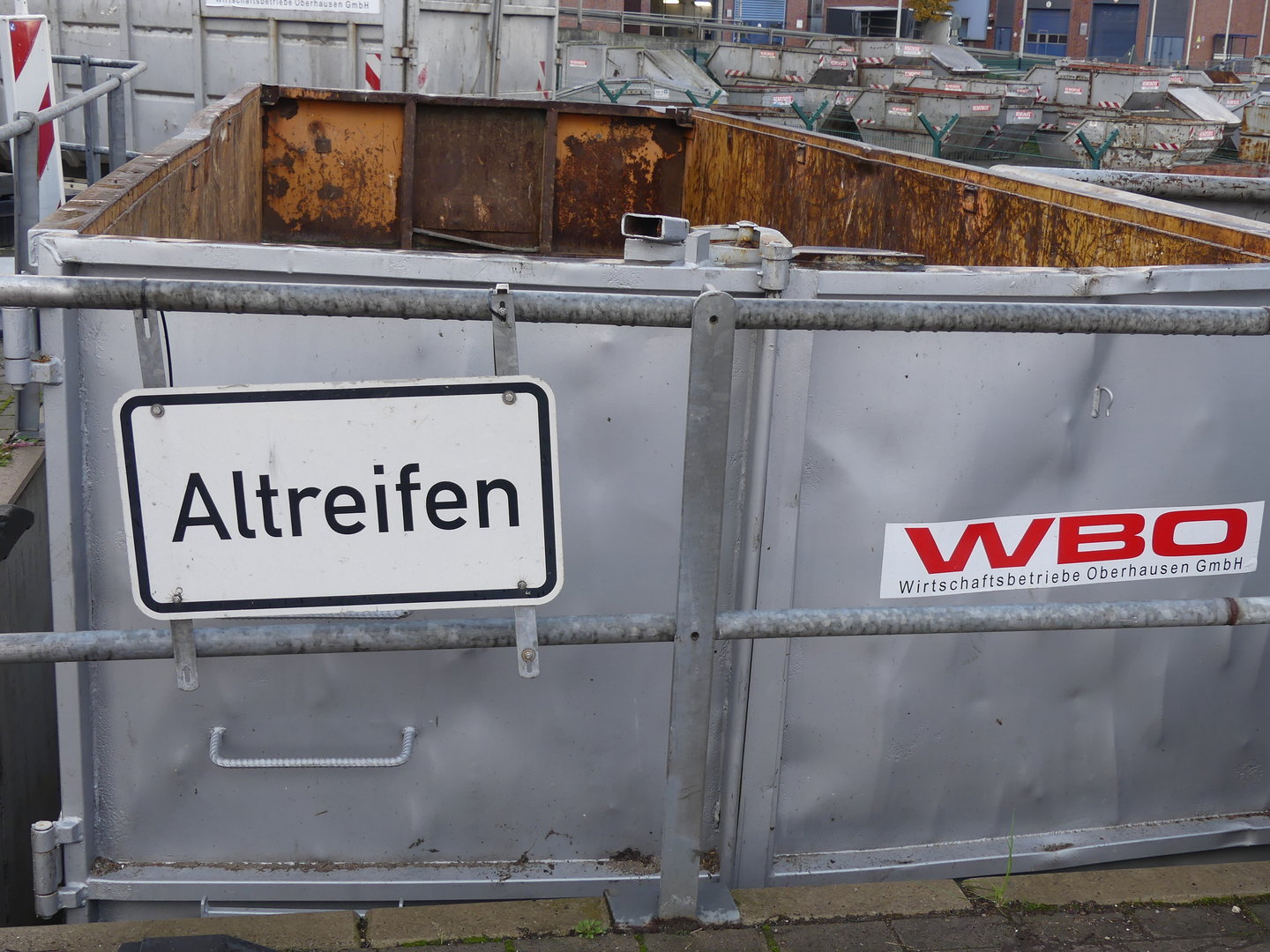 Weitere Mülltonnen für den Ruhrpark // WBO WIRTSCHAFTSBETRIEBE